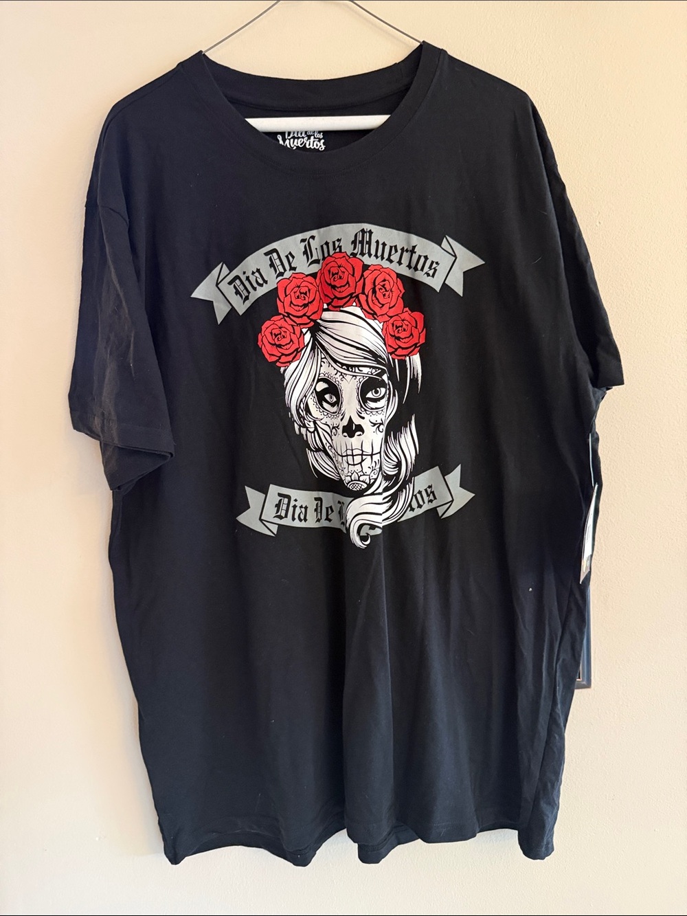 Men's Black Día de los Muertos Graphic Tee with Red Rose Accents